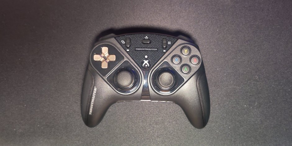 Black Xbox One wireless controller