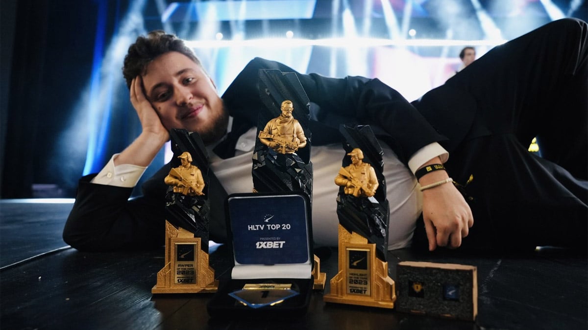 ZywOo poses with CS awards