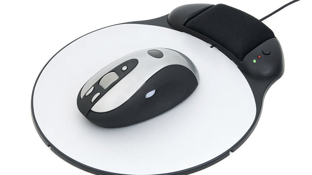 Ergonomic mousepad with computer mouse