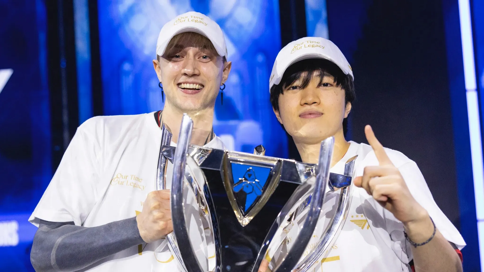 Two esports players with trophy